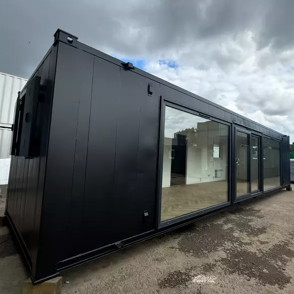 1.webp 32x10ft - Cabina a medida - Edificio portátil de oficinas - Imagen 1