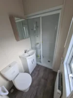 Casa móvil T2 Agla completamente equipada de 38,5 m² (10 x 3,85 m) con 2 dormitorios para 4 personas, cocina, baño y aislamiento total. - Imagen 3