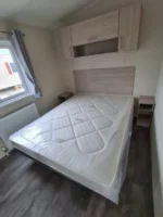 Casa móvil T2 Agla completamente equipada de 38,5 m² (10 x 3,85 m) con 2 dormitorios para 4 personas, cocina, baño y aislamiento total. - Imagen 2